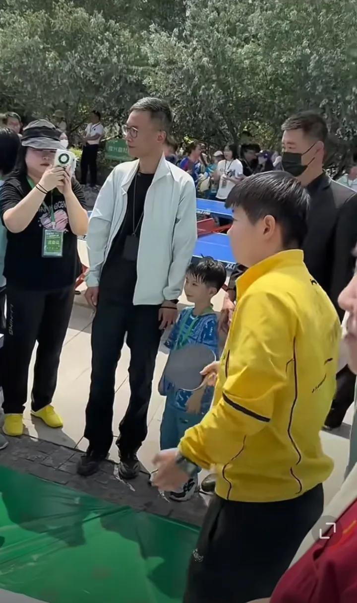 小孩子是最爱说实话哒[笑着哭]！今天，在成都封训的国乒选手们空降成都城东体育公园