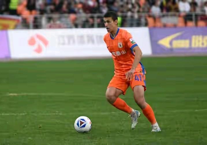 北青体育报道：泰山中场依木兰落选U22国足亚洲杯名单的可能性较大。正在阿联酋迪