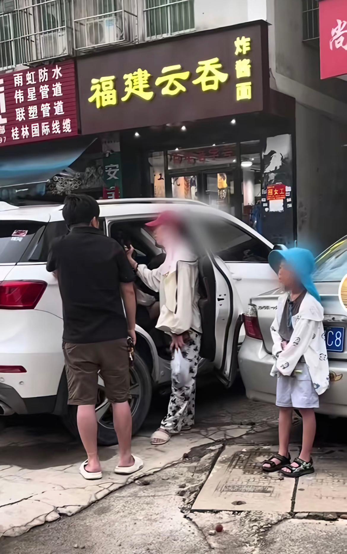 黑衣男人，你回头看一眼愣在车旁的孩子，我一个外人都心疼，他看起来那么的无助悲伤，