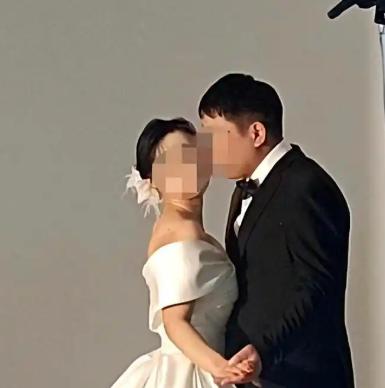 “被坑了！”10月15日报道，安徽，一男子与女子结婚后，女子从不让他碰，他只能睡