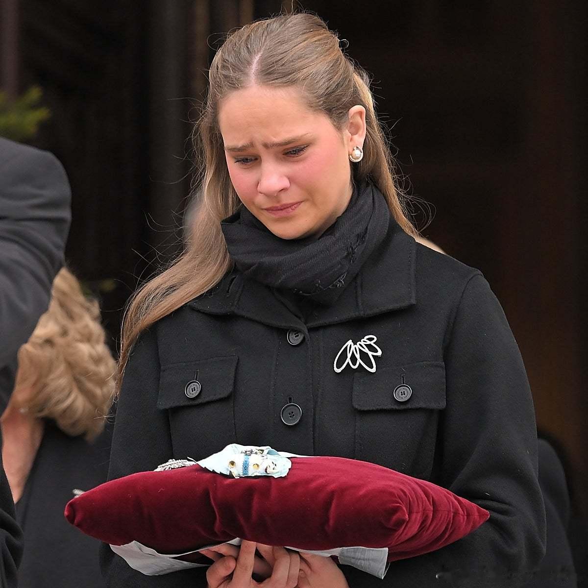 珠宝西班牙公主克里斯蒂娜的钻石胸针，珠宝造型有点像羽毛造型，由全碎钻镶嵌而成，