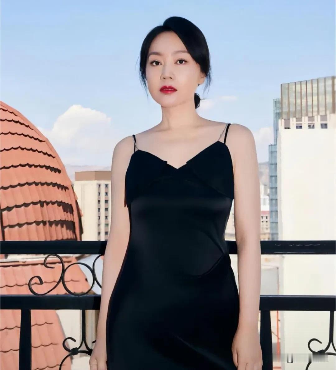 55岁闫妮，“小迷糊”人设实锤了！7月29日，55岁的闫妮突然冲上热搜！这