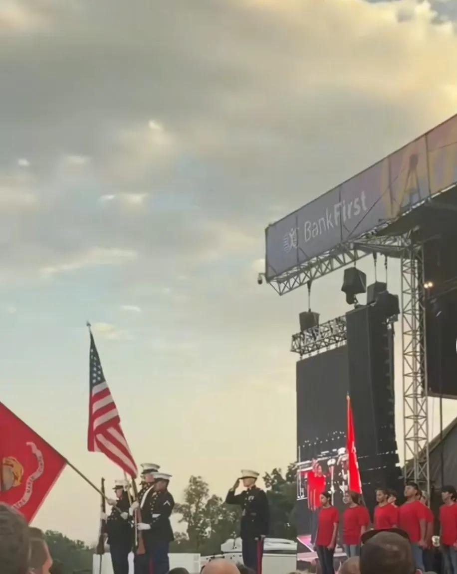美国现在也开始搞爱国主义宣传那一套了，在一次演唱会上，演唱会演唱到一半，突然台上