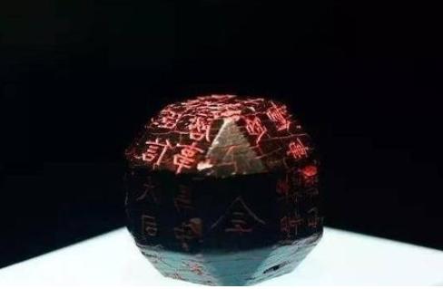 1981年，陕西一个学生捡到一块黑石头，他觉得像个什么文物，于是就交给了博物馆。