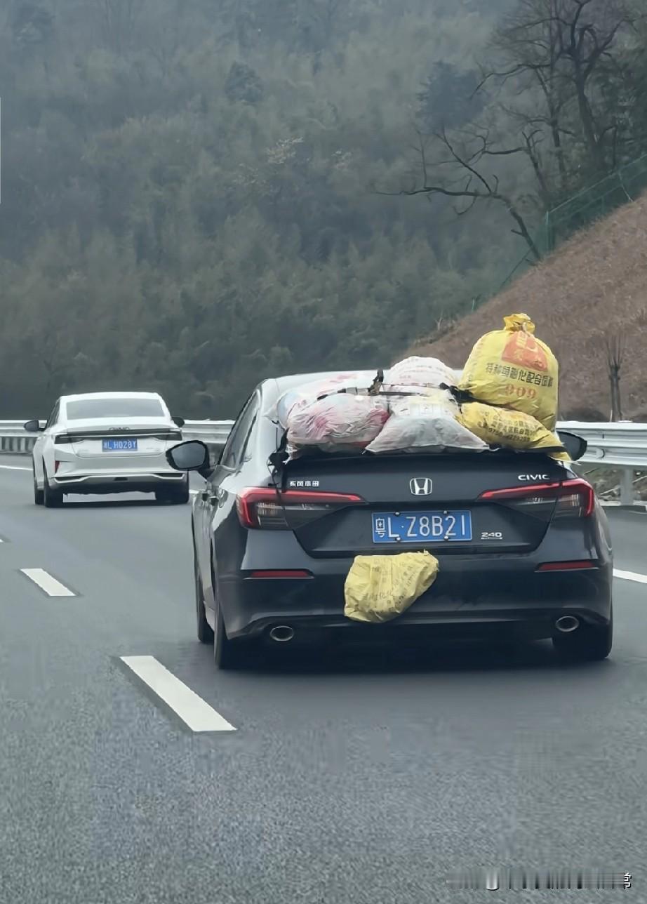 这才是妈妈的爱，看完破防了今天在G4京港澳高速上，看到前面这辆粤L思域，我
