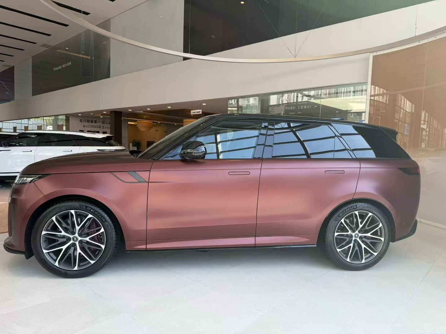 地表最强揽胜运动来了✨EditionTwo限量登场4.4TV8｜3.8s破百