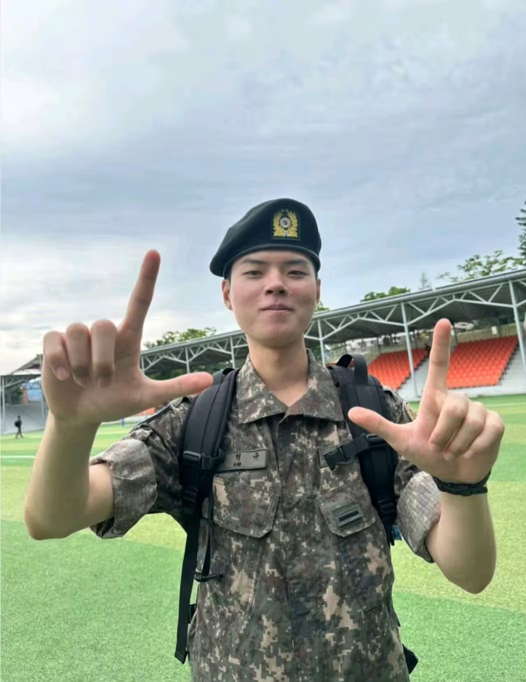 Deft在训练营结业仪式上的照片，看起来很有精神！©rumor_10232025