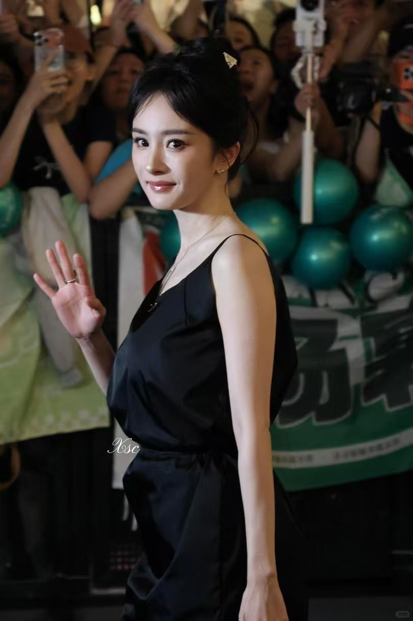 Prada深圳湾万象城精品店杨幂的商务状态一直很稳，这么多年还能保持这样的存在感