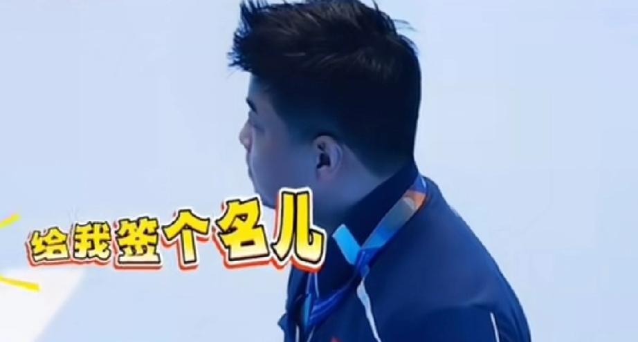 原来国乒男队主教练王皓也有搞笑基因在呀！王皓正在台下紧张看比赛，突然台上一声响