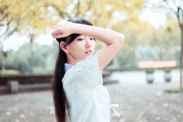 秋日漫步，白衣少女，悠然自得。分享美少女倩影高清美女