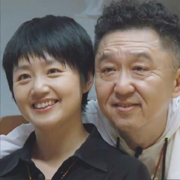 1998年，29岁、一穷二白的于谦爱上了19岁的白慧明。白父说:“我女儿不能找个