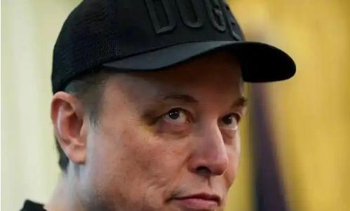 白宫发生激烈打斗？难怪马斯克眼角淤青，班农爆料令美媒一片哗然，难道有内幕？5月
