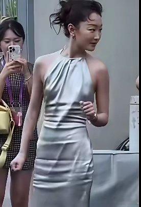 周冬雨这身材是娱乐圈多少女演员羡慕，不用减肥，上镜好看，没有身材焦虑。三十多岁，