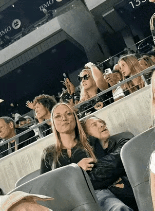 无论是多么大方的人，当自己被放大在众目睽睽之下的时候，都会感到非常的尴尬，尤其是