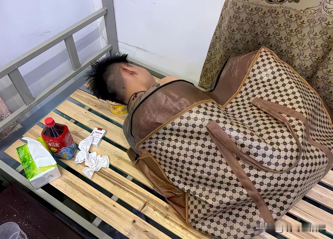 看样子这个也留不住了床上啥都没有准备随时走人啊！[笑着哭]