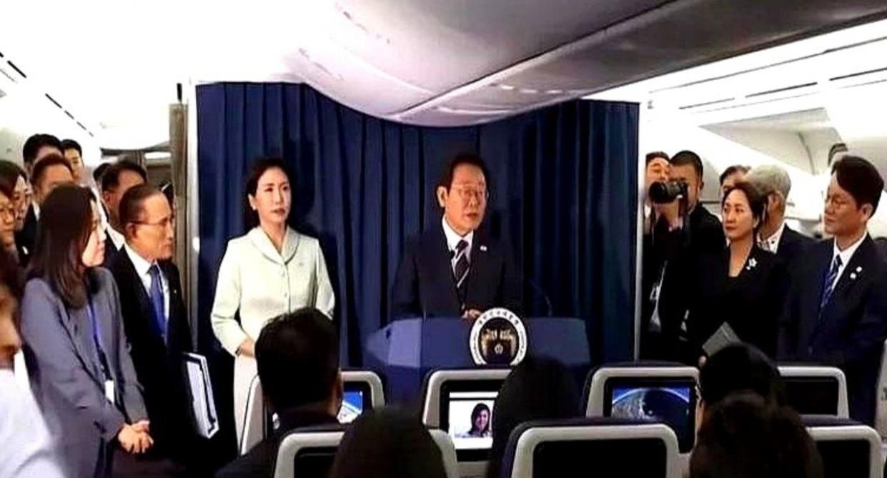 为啥对华不热情了？李在明在飞机上道出原因，一句话令记者沉默2025年8月25日