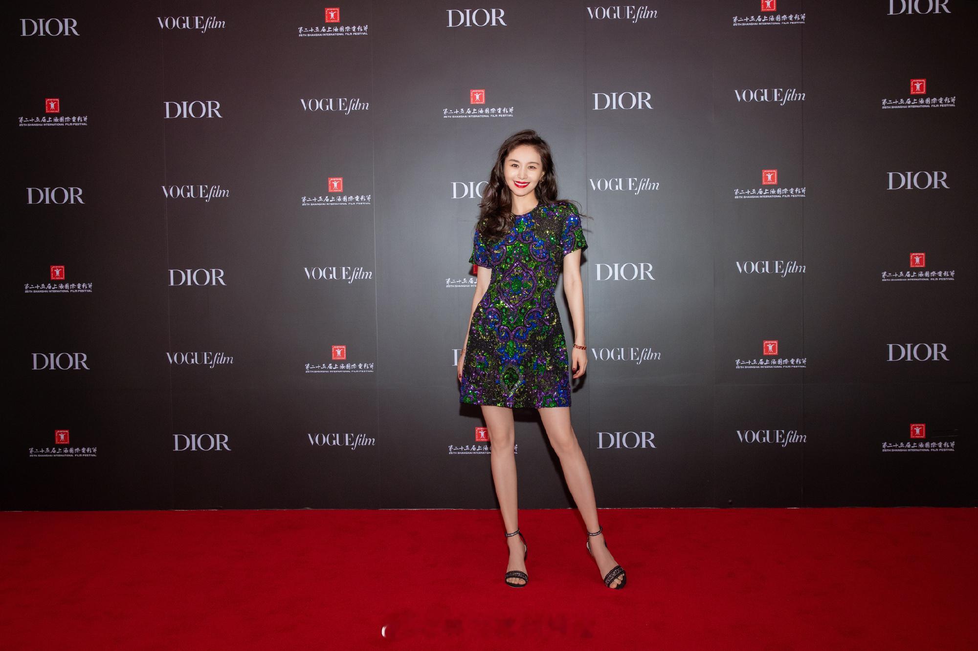 王子文卷发红唇热烈迷人