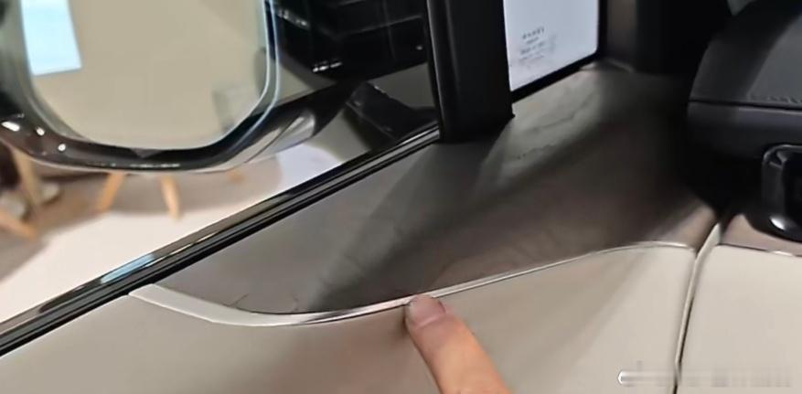 有极氪9X车主看到这条博文辛苦给个反馈门上的木纹饰板变形或翘曲或缝隙变大了吗？之