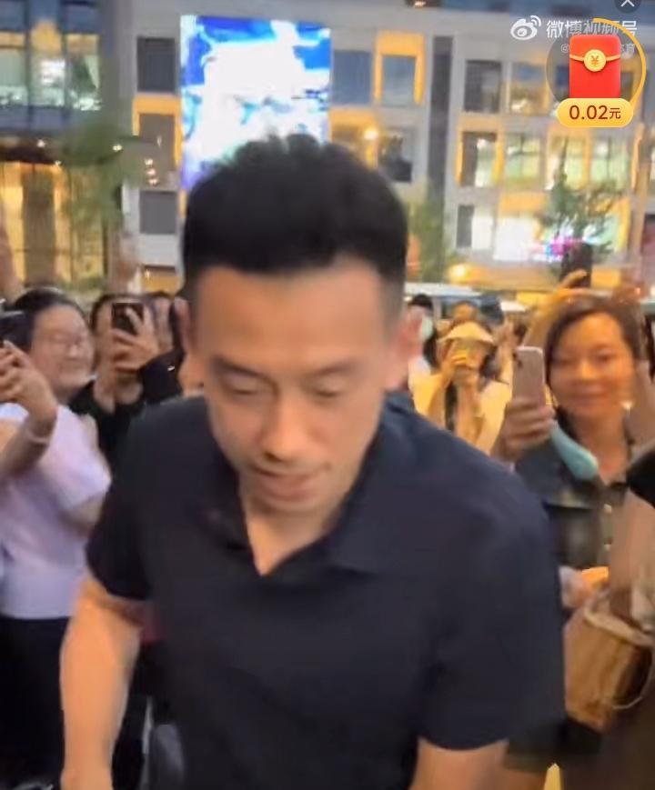 粉丝太热情，黄镇廷的老婆孩子都被挤丢了[捂脸哭]！加盟四川丰谷队的黄镇廷今天上