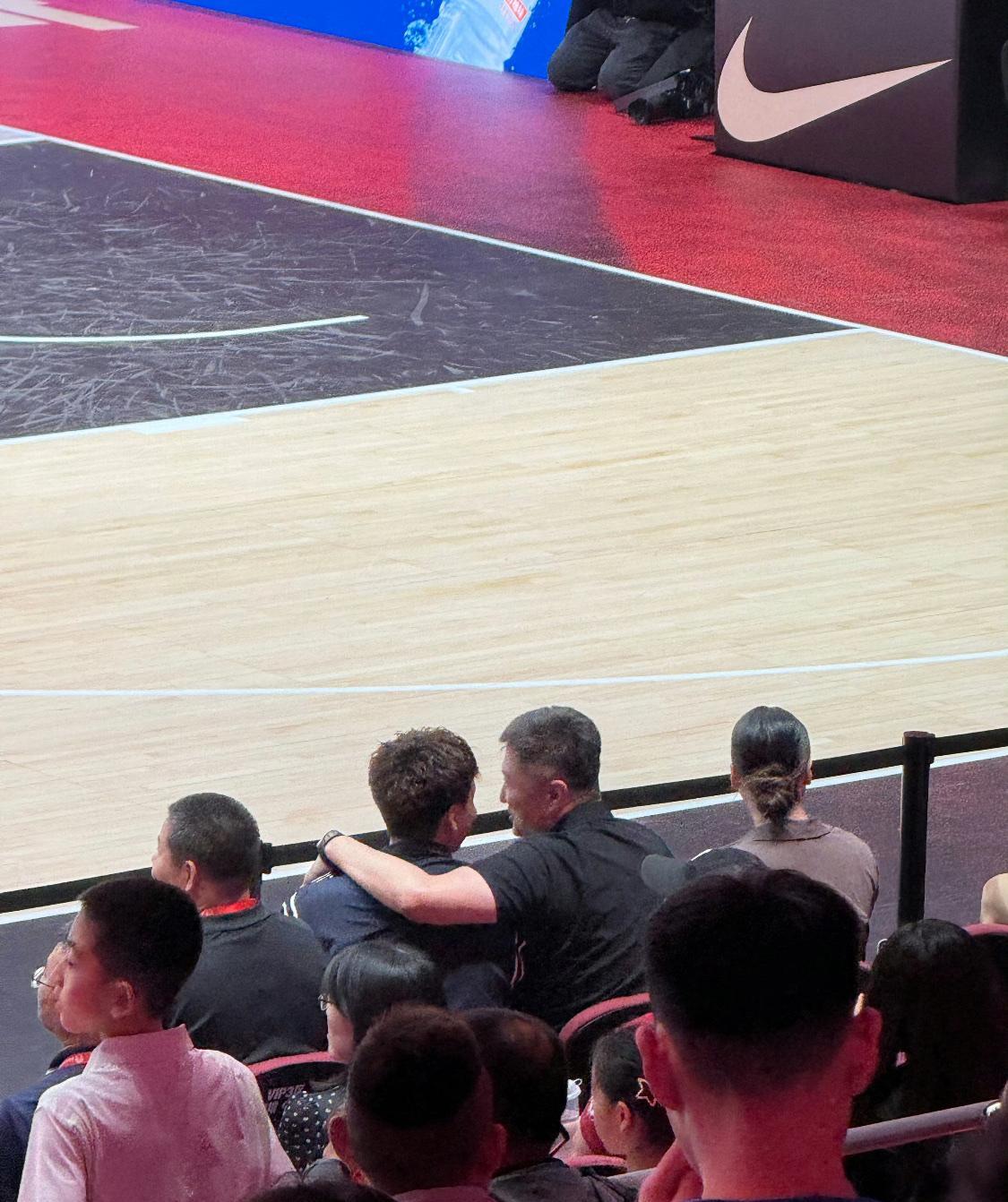 篮球巨星胡金秋、赵睿现场观战，与名帅郭士强、杜锋亲密互动，共话篮球未来！‌