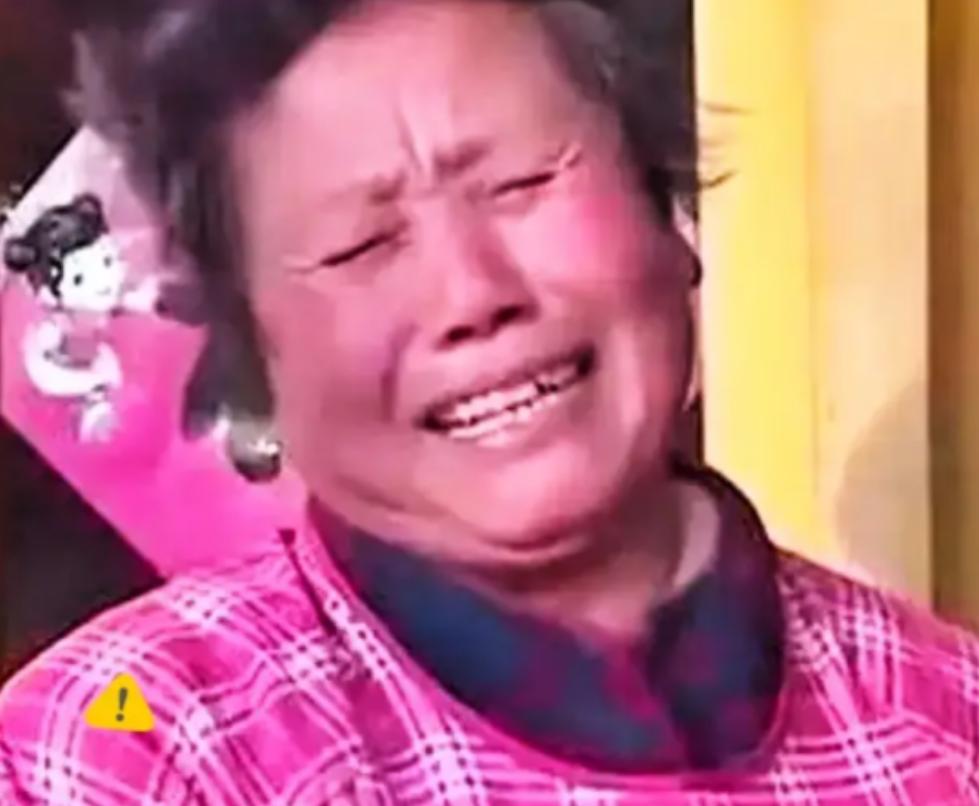 母亲联合4个女儿毒打大儿媳，父亲不但不劝阻，反而拿出一把杀猪刀站在一旁叫嚣：