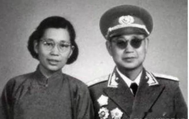 开国中将徐斌洲和他身世显赫的妻子韩豁…开国中将徐斌洲，1912年生于湖北红