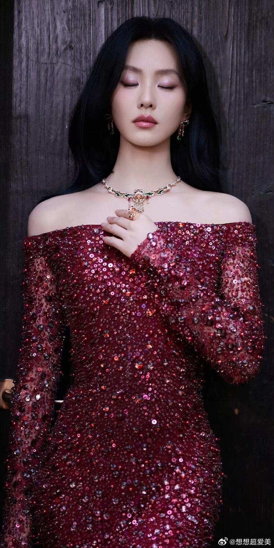 刘诗诗酒红碎钻长裙衬得身姿曼妙，乌黑长卷发柔润缱绻，露肩设计勾勒出优越肩颈线条