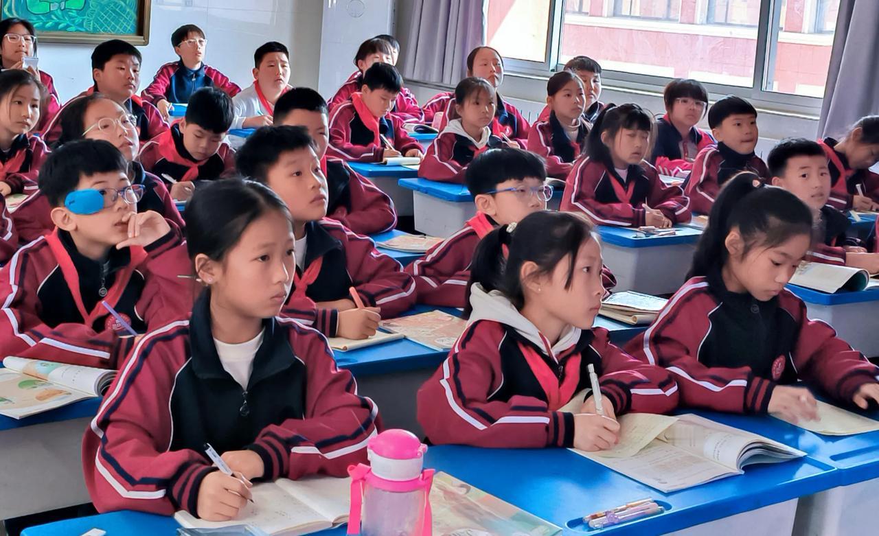 爱学生是对教师的职业要求，学生是否爱老师、尊敬老师需要老师去引导。有时候师生
