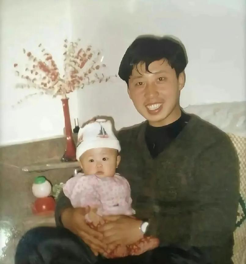 杨紫小时候好可爱，看的出来爸妈把她养的很好，妈妈很温婉漂亮
