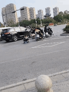 在玉林的马路上看到这一幕，真的让人后背发凉。这位家长竟然用一根细铁丝，把两个孩子