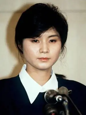 1987年11月29日凌晨，在飞往汉城的KA858航班上，朝鲜女特工金贤姬将调好