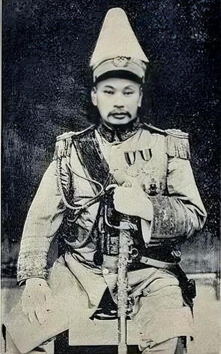 不是袁世凯、段祺瑞、吴佩孚这类北洋核心军阀，称霸西南、人称“广西王”的陆荣廷人生