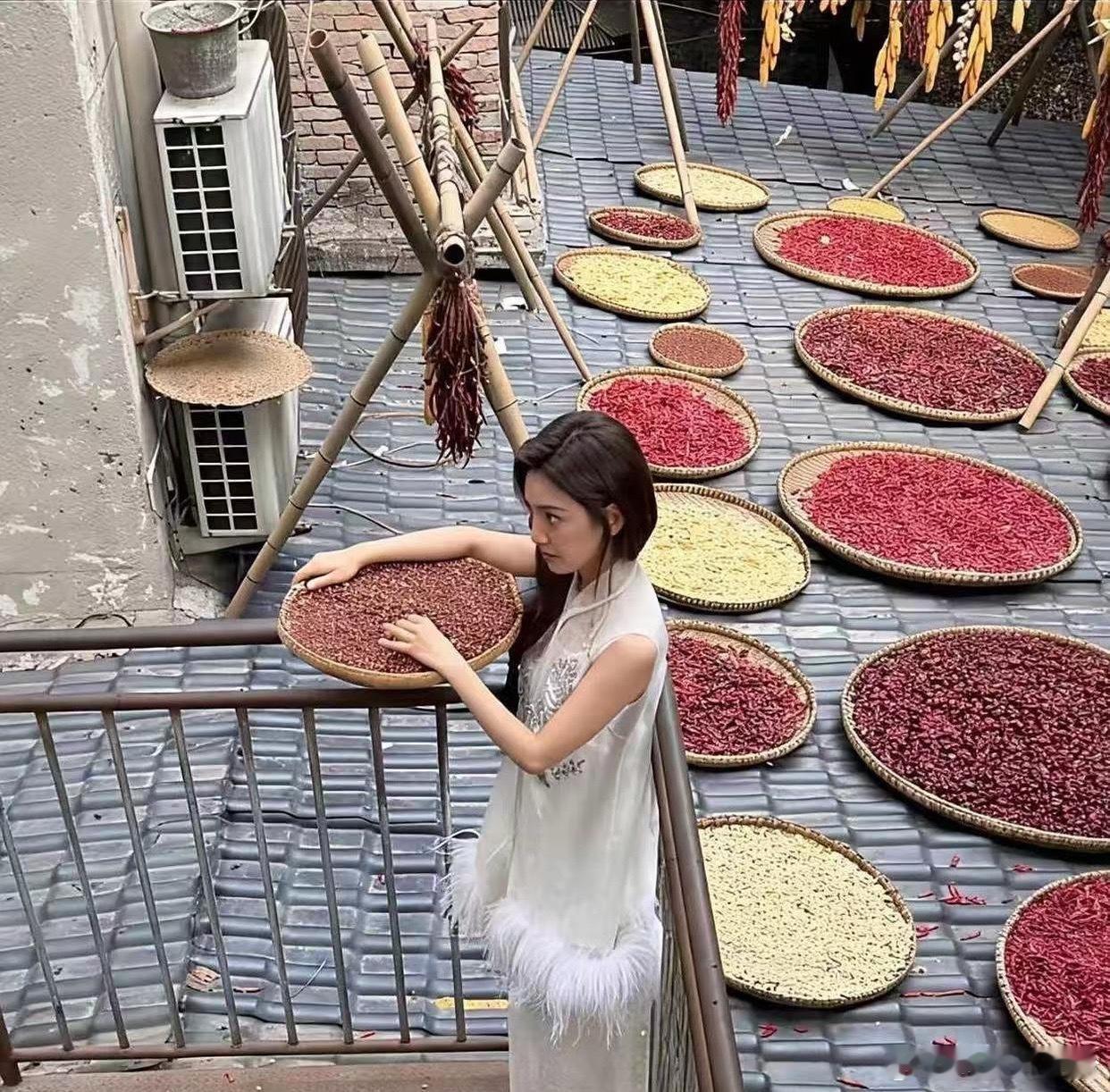 路人随﻿手‏拍下的章若楠，⁠⁠跟精修图差太远了⁠‏。