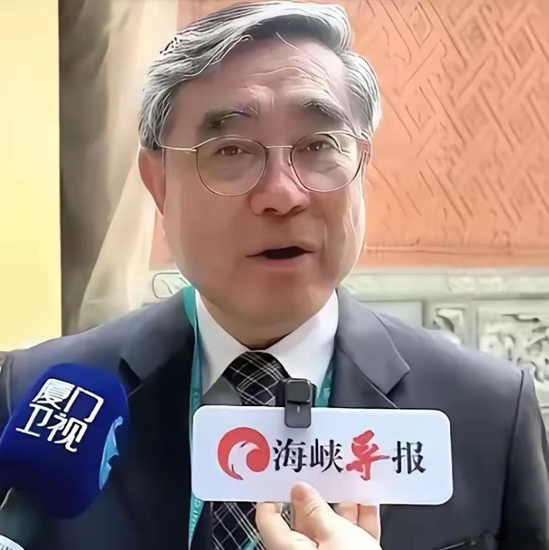 台湾省新党吴成典对大陆记者表示：大陆和台湾合在一起，大陆如虎添翼；台湾有大陆做后