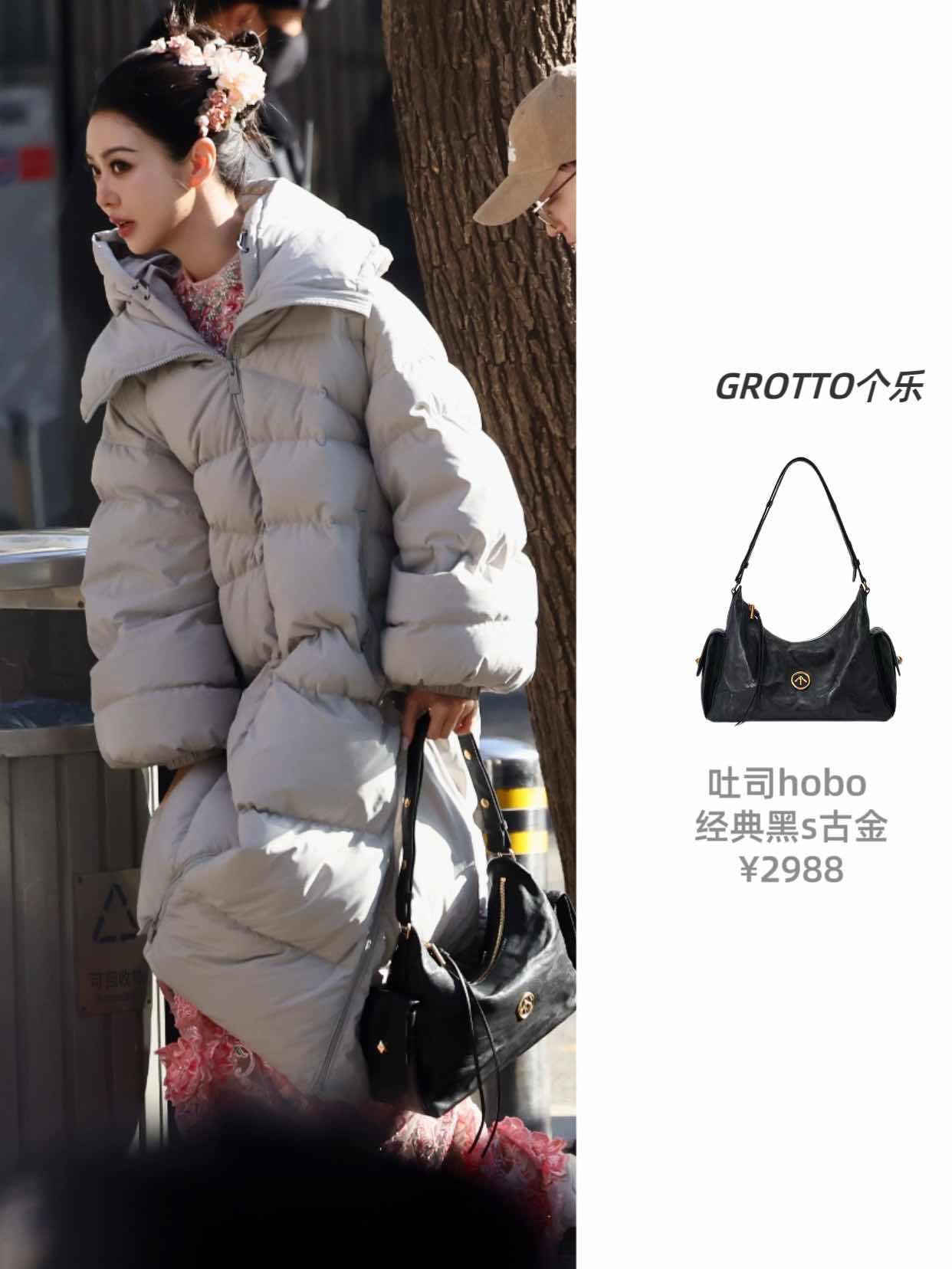 薛凯琪春晚彩排穿搭。薛凯琪春晚彩排，穿了米色羽绒服搭配一只个乐吐司ho...