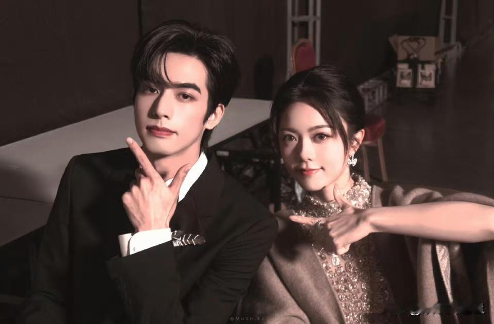 最近热播剧最高评分出炉了，不是张若昀马思纯《人之初》，也不是谭松韵侯明昊《逍