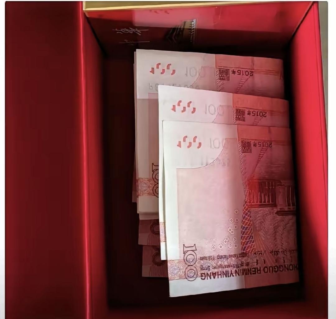 那天算账算到凌晨，光高铁票就三千二，给爸妈五千，小侄子红包八百，叔伯家带的礼六百