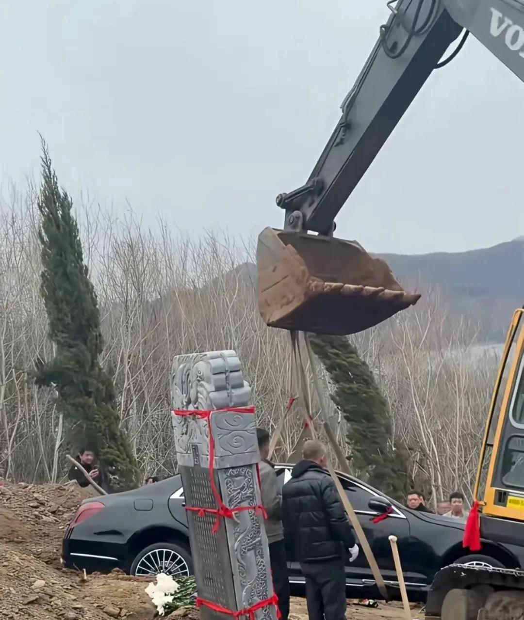 关于奔驰车陪葬事件，我问了我一个做律师的朋友，这么做违反相关法律吗？他说我