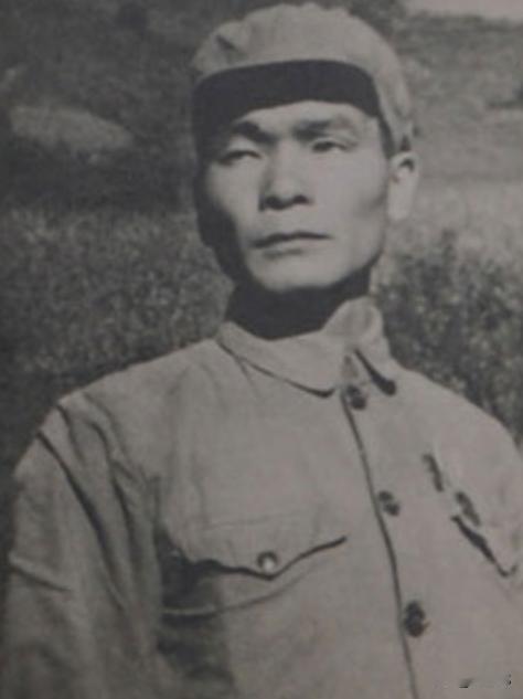1951年抗美援朝第五次战役，志愿军战士谭炳云为掩护大部队撤退，孤身一人在公路