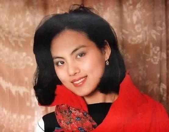 1995年，28岁的乐韵纵身一跃，从13楼窗台跳了下来。临死之前，母亲一遍又一遍