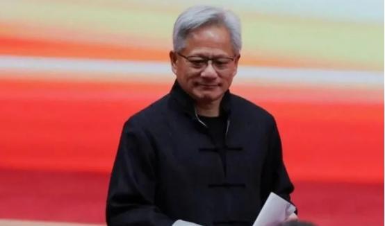 脱下皮衣换唐装，还张嘴说起了中国话，黄仁勋太需要中国市场了7月16日，英伟达创
