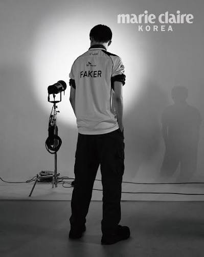 T1Faker二度跟嘉人MarieClaire杂志合作。进行了Q＆A。Q.去