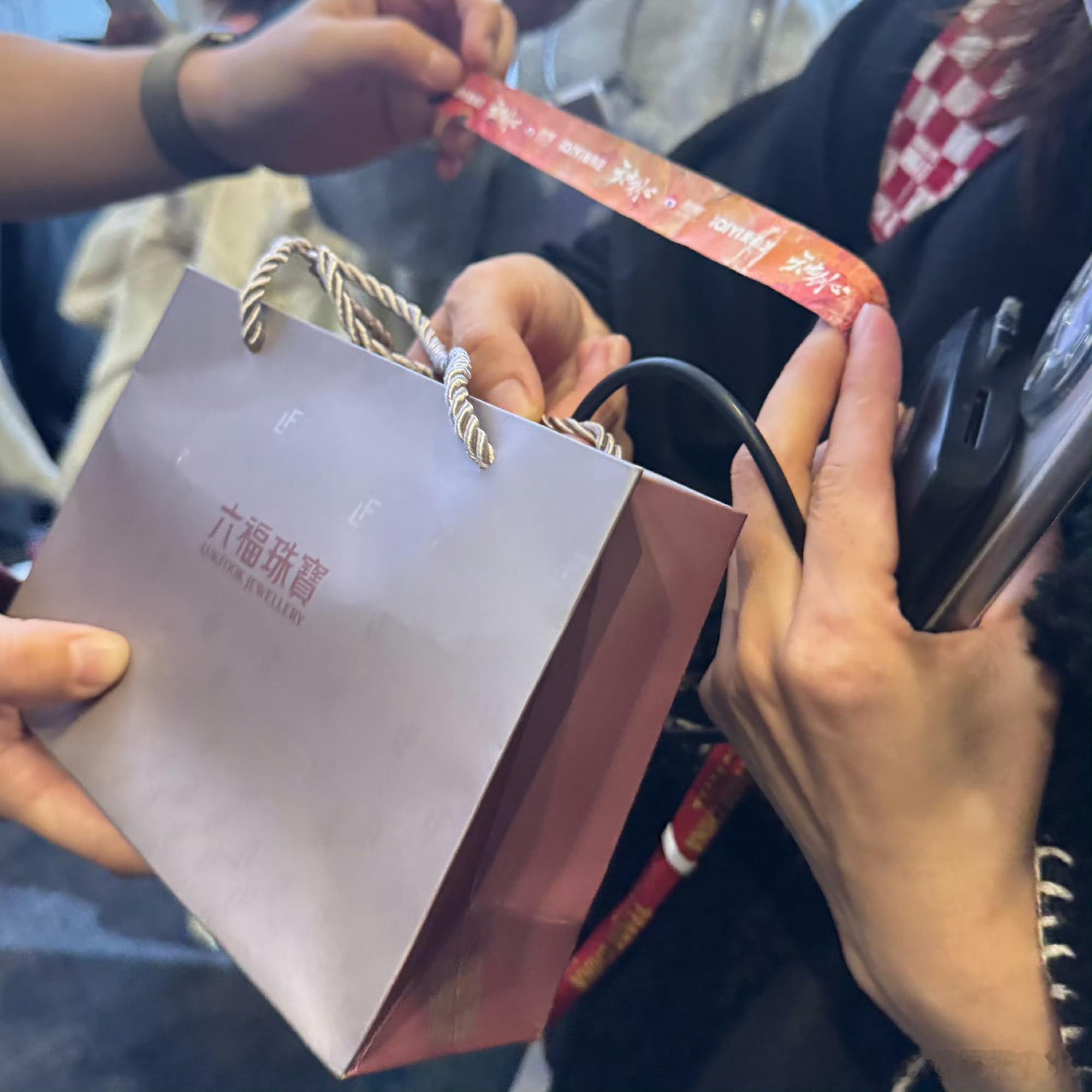 成毅《天地剑心》追剧团媒体抽奖环节是黄金做的富贵剑🌚🌚就这么个金子水灵灵