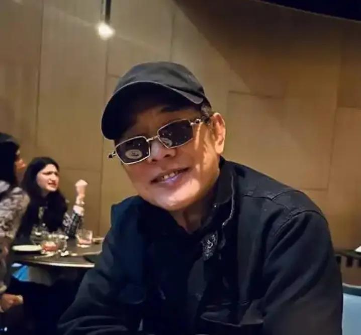 李连杰曾斥巨资培养与前妻黄秋燕所生之女李思，送其赴美深造。如今37岁的李思在美国