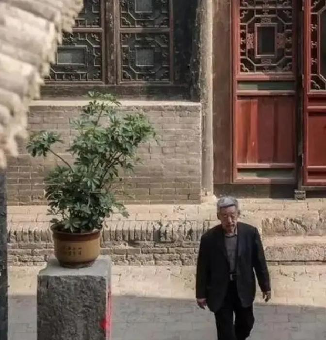 耿保国27年前砸锅卖铁120万买下平遥那座快塌的四合院，全家搬进去时西厢房得拄拐