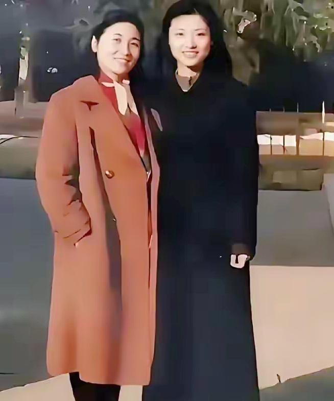 谁懂啊！90年代的周涛和妈妈站在一起，像俩姐妹似的。周涛穿着一身利落的黑大衣，精