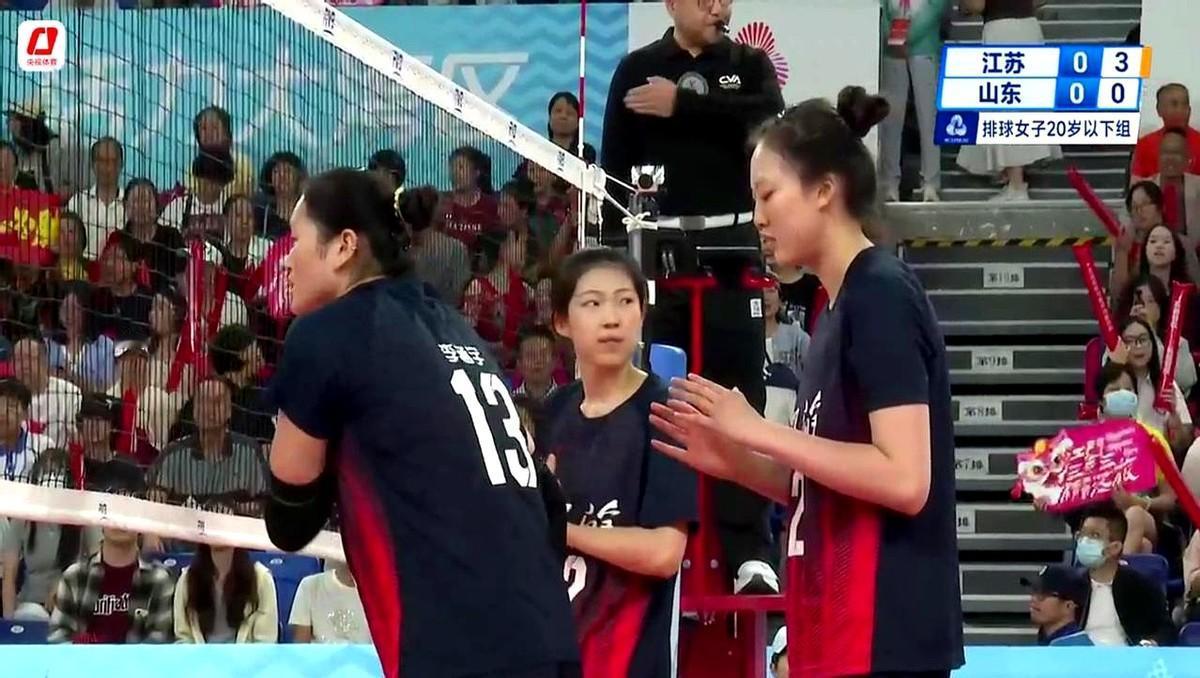 17日晚19:30分，全运会∪20女排半决赛江苏——山东的比赛打响。过去看女排总