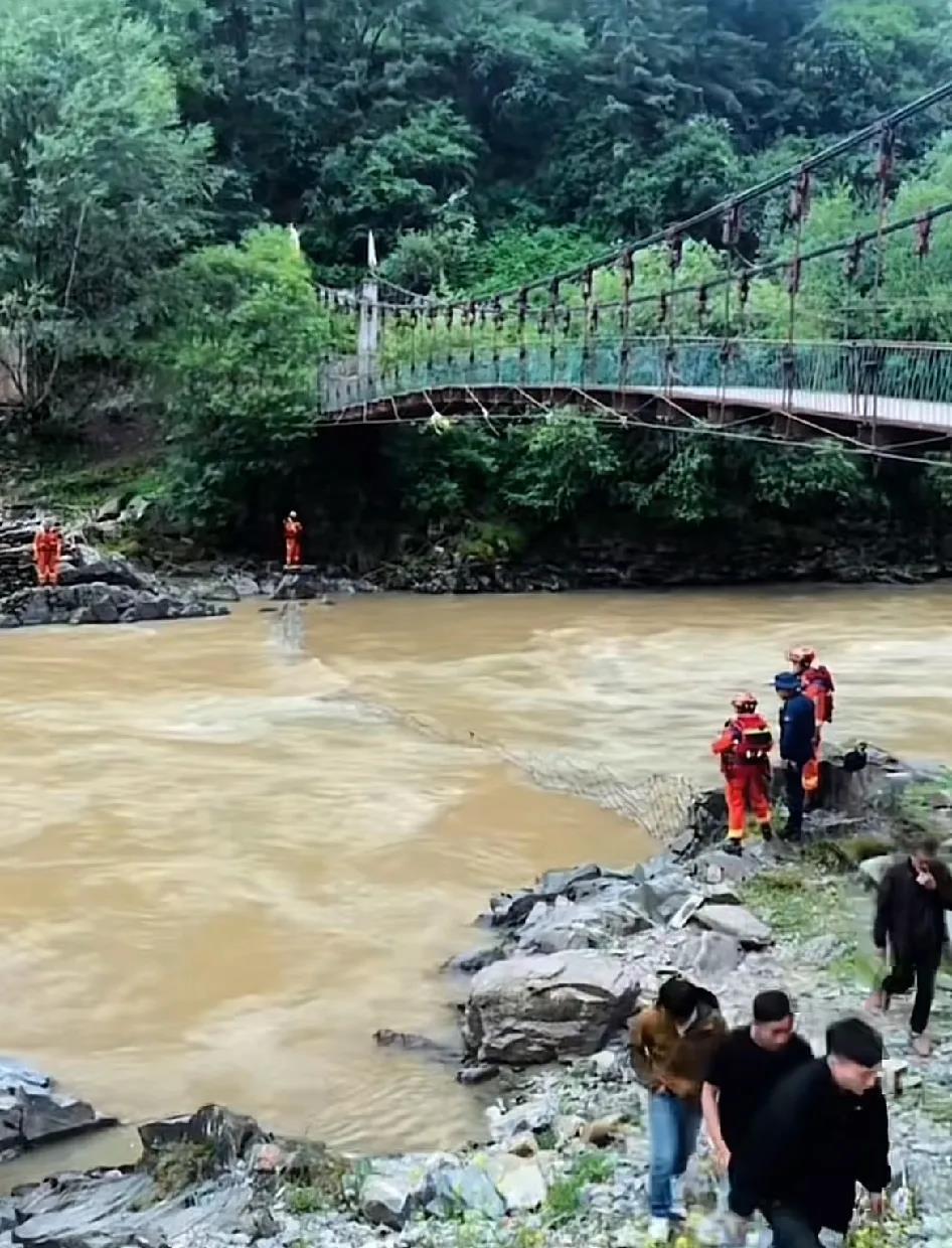 江苏的6名亲属去阿坝县到色达旅游，在途中出了翻车事故，有了新进展。知情人告知，是