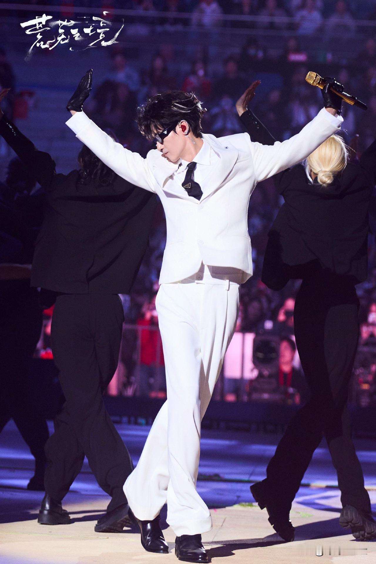 陈楚生向花生保证：“我会加油去你的城市，让你不要跑那么远！”他的演唱会海报也