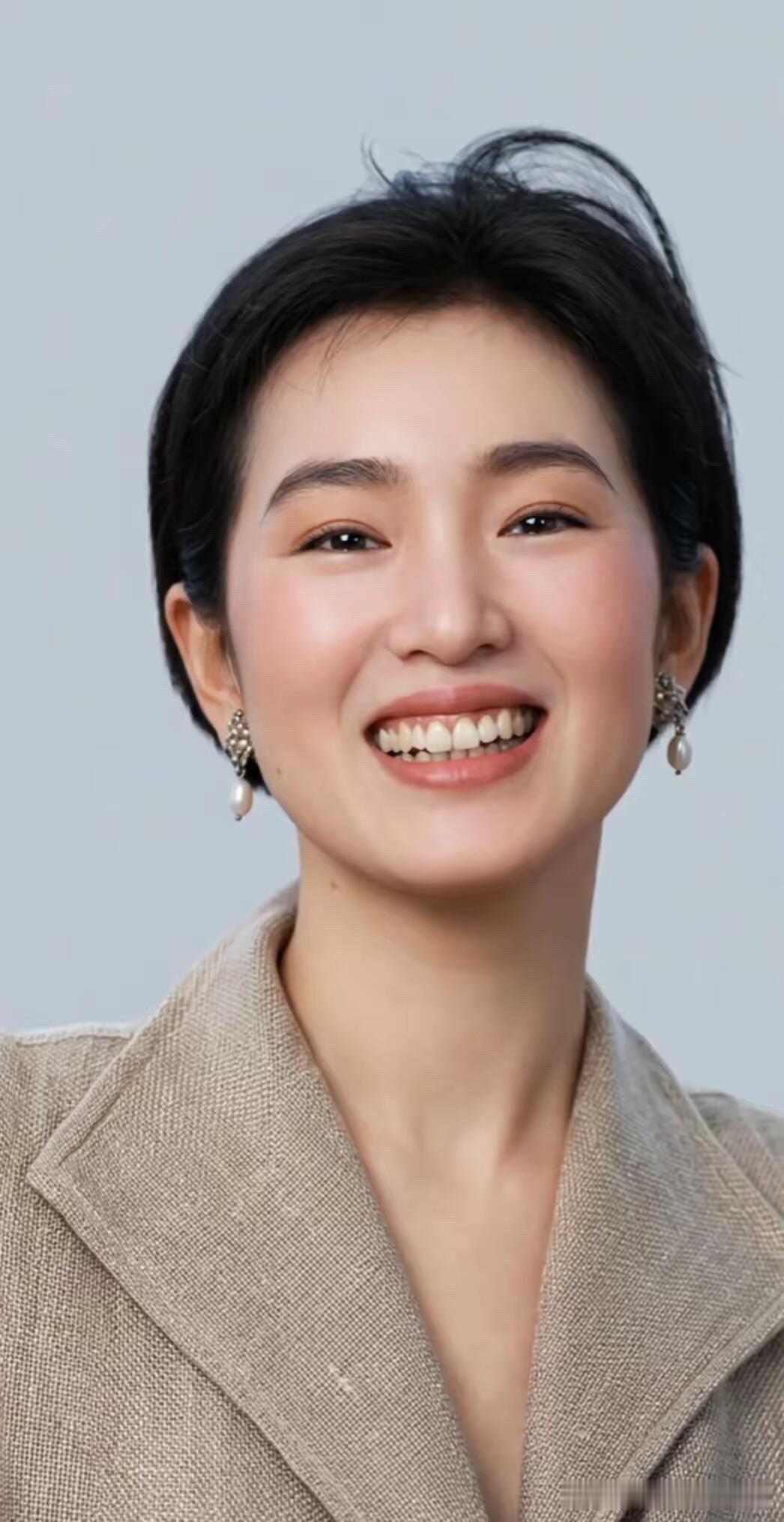其实她的颜值真的不高，没有章子怡和舒淇高，但她就是很耐看，有一种骨子里散发出来的